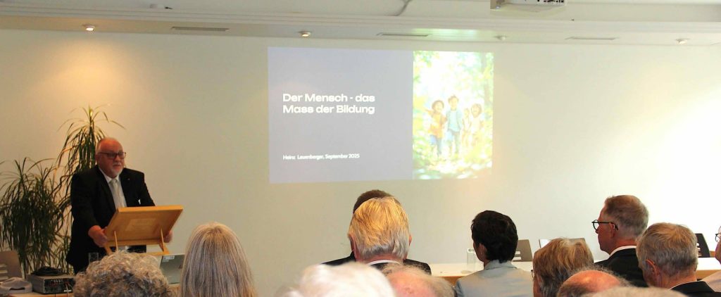 Heinz Leuenberger, Obermeister der gastgebenden Henri-Dunant-Loge, legte in seinem Vortrag dar, was er unter einer humanen Schule versteht.