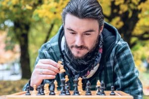 Ein erfahrener Schachspieler sieht auf einen Blick die beste Eröffnung. Foto: BILDOGRAPHIE.SWISS/jc