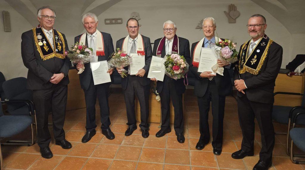 Eingerahmt von Gross-Sire Andreas Grögler (links aussen) und Gross-Marschall Stefan Krebs (rechts aussen) die vier Veteranen (von links) Pierre Boschung, Peter Locher, Peter Schenk und Urs Schneider. Foto: zvg