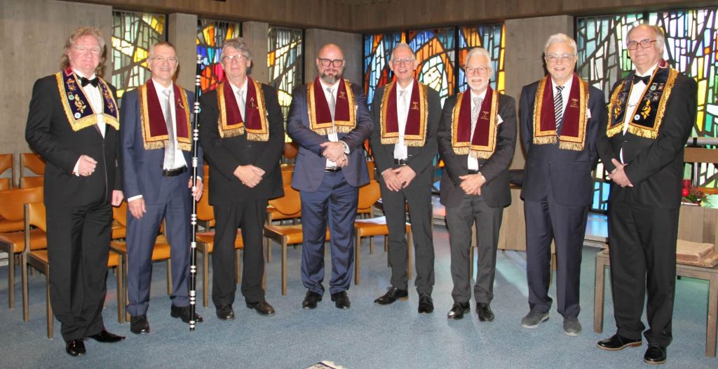 Eingerahmt vom Deputierten Gross-Sire Michel Greis (links) und vom Gross-Sire Andreas Grögler (rechts), die aktuellen Beamten des Eidgenossen-Lagers (von links): die Führer Otto Melliger und Hans Peter Rufener, Aufseher Marc Zimmermann, Haupt-Patriarch Beat Mühlethaler, Schatzmeister Rudolf Leuzinger sowie Sekretär Markus Joppich.