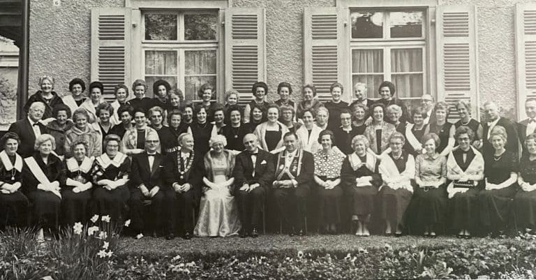 Die erste Schweizer Frauenloge «Anna Seiler» hatte 43 Gründungsmitglieder. Auf dem Foto sind ausserdem noch Gäste und Delegierte aus den USA zu sehen. Die Gründung fand am 24. April 1971 statt. Fotos: zvg