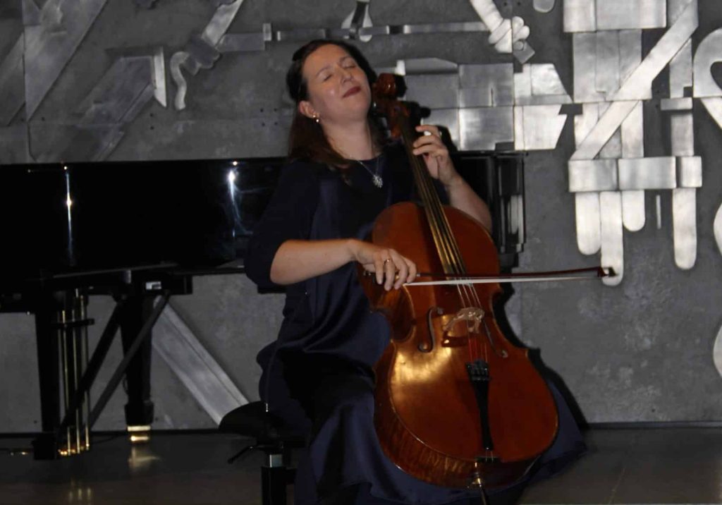 Einen Höhepunkt der feierlichen Rituelle Sitzung bildete die musikalische Begleitung der Cellistin Gunda Abele. Fotos: Uwe Guntern