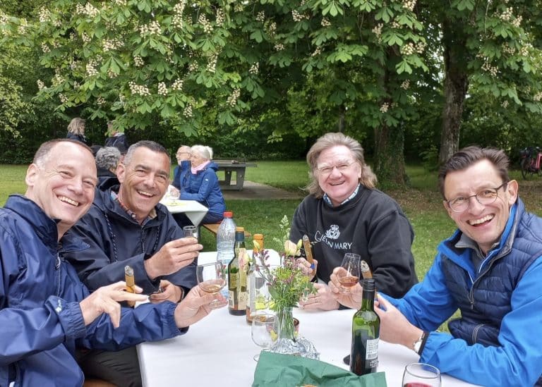 Matthias Wipf, Stephan Schlatter, Michel Greis und Thomas Wetter (von links) beim gemütlichen Beisammensein auf der Petri-Wiese. Foto: zvg