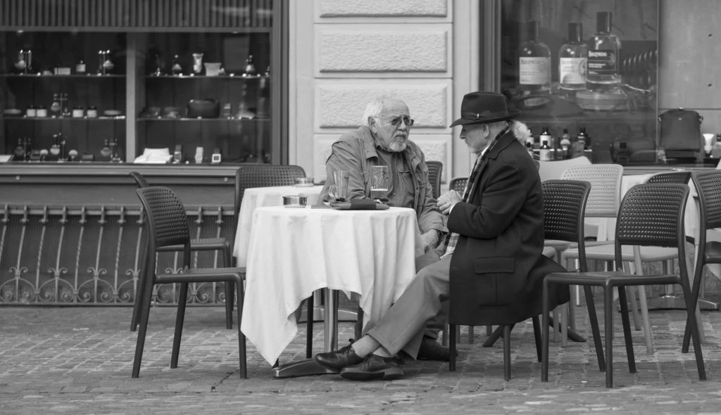 Freundschaft und bewusste Zeit füreinander werden im digitalen Zeitalter zunehmend wertvoll. «Ich habe Zeit für Dich» bleibt ein Akt menschlicher Verbundenheit. Foto: BILDOGRAPHIE.SWISS/rs